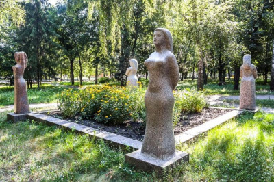 Скульптурные композиции парка в Чутово