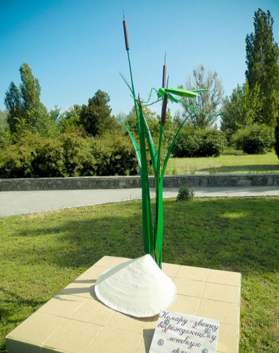 Памятник комару-звонцу в Бердянске